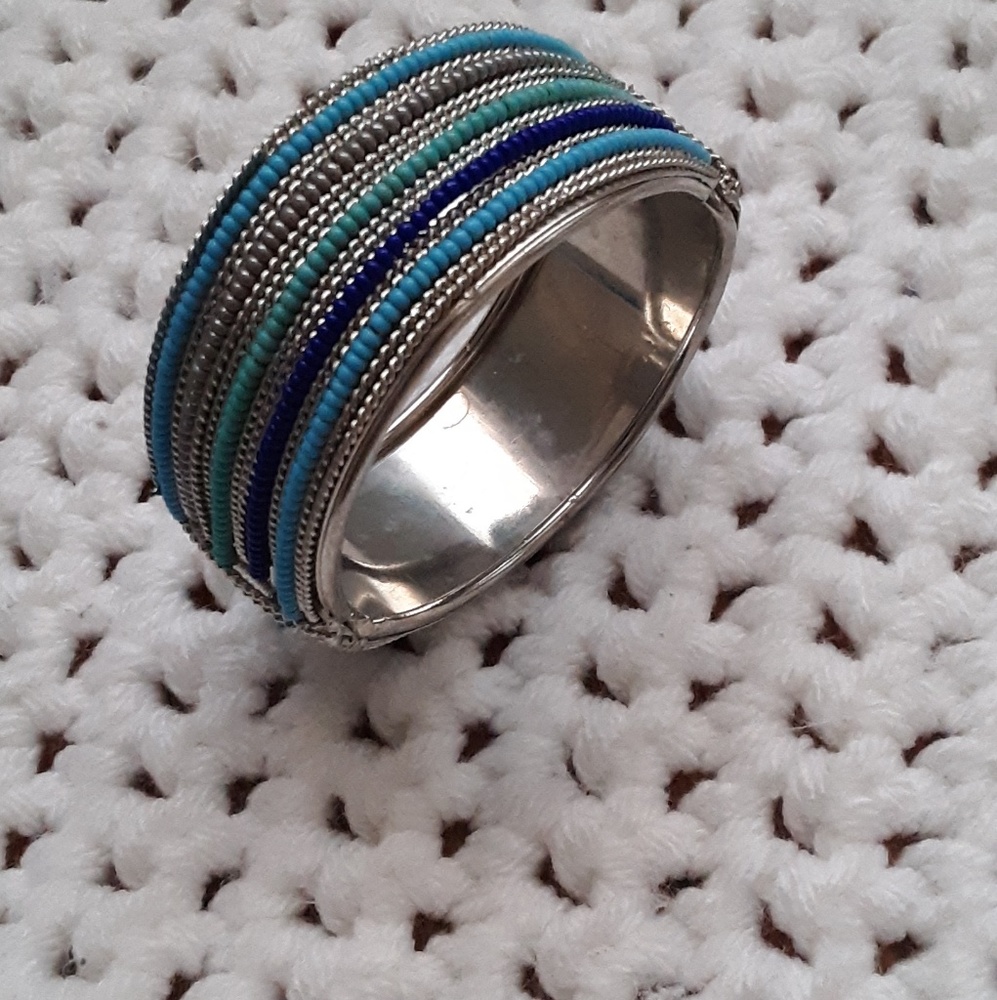 Silver and blue beaded spring close bracelet